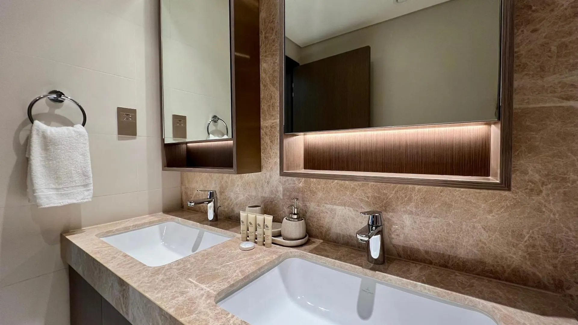 Maison Privee - Waterfront Living With Unparalleled Sea & Palm Vws Dubai Apartment